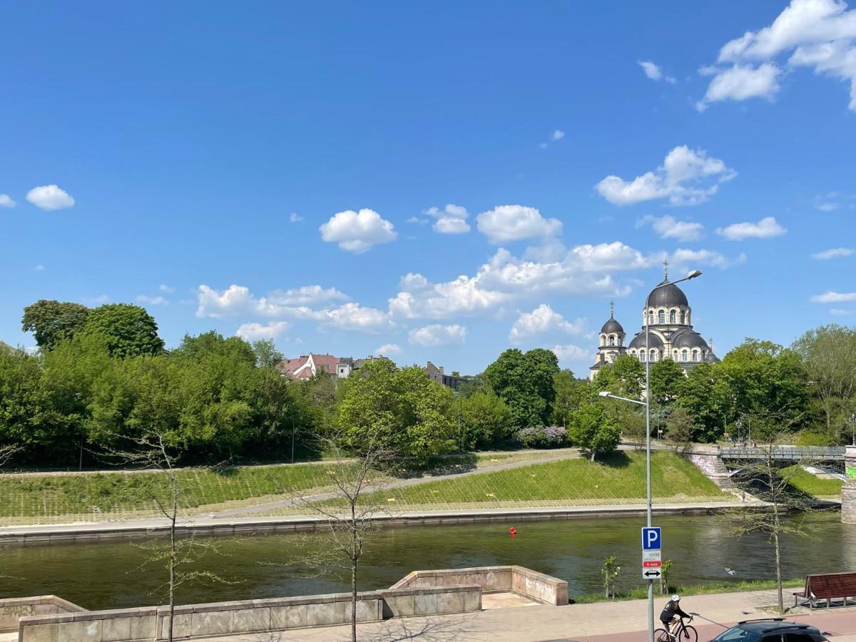 A Cozy Apartment With A Wonderful View Of The River In The Old Town Of Вилнюс Екстериор снимка